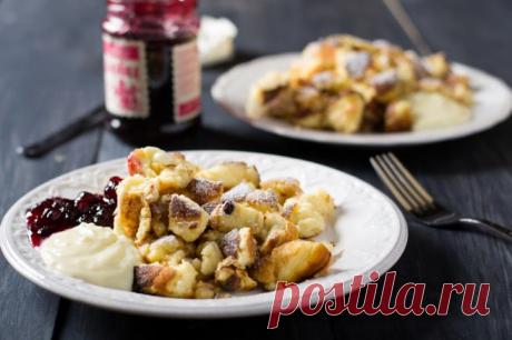 Кайзершмаррн - "императорский омлет", блюдо родом из Австрии, десерт с теплым ванильным соусом и кислым ягодным джемом.