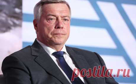 Ростовский губернатор заявил об отражении массированной атаки дронов. Сбито десять беспилотников, из-за падения обломков в Кагальницком районе вспыхнул ландшафтный пожар, его быстро потушили. Никто не пострадал, уточнил Голубев