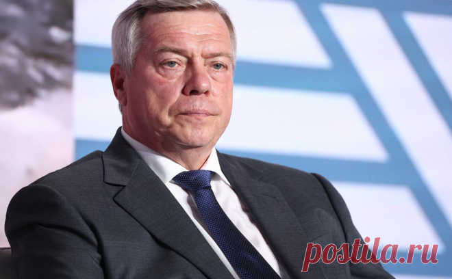 Ростовский губернатор заявил об отражении массированной атаки дронов. Сбито десять беспилотников, из-за падения обломков в Кагальницком районе вспыхнул ландшафтный пожар, его быстро потушили. Никто не пострадал, уточнил Голубев