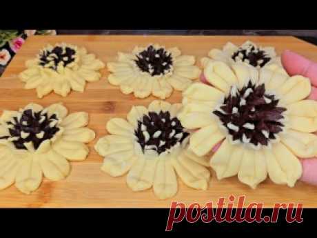 Снимаю Шляпу Перед Тем Кто Придумал Этот Рецепт! Век Живи Век Учись! Чак-чак Ингредиенты:Яйцо 3 штСоль щепоткаСметана 2 столовые ложкиМука 320-350 граммРазрыхлитель 10 граммКакао 2 столовые ложкиДля сиропа:Сахар 200 граммВода 100 млЩепотка лимонной кислотыМед 2 столовые ложки