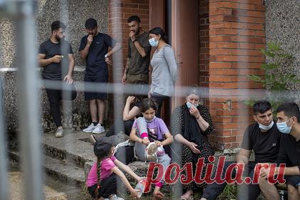 Нелегальные мигранты случайно присоединились к протестующим литовцам. В Литве к протестующим против строительства лагерей для беженцев по ошибке присоединились нелегальные мигранты из Белоруссии. Протестующие выяснили, что те незаконно пересекли границу. Местные жители возмутились этой ситуацией и вызвали полицейских, и беженцы были задержаны.