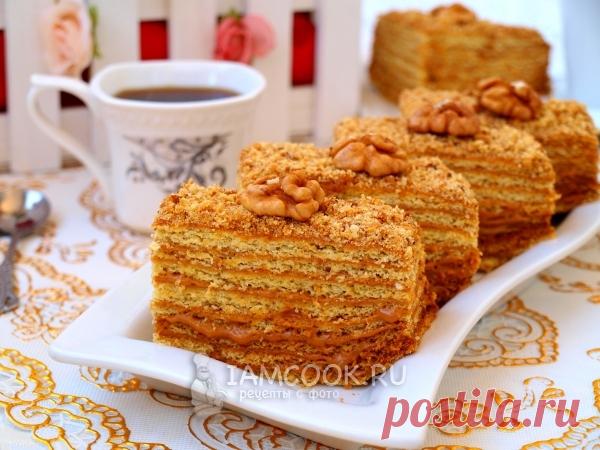 Торт «Медовик» с вареной сгущенкой.