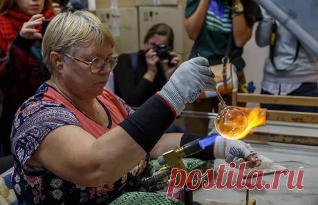 Далее заготовку нагревают и выдувают изделие необходимой формы (имееются специальные формы):