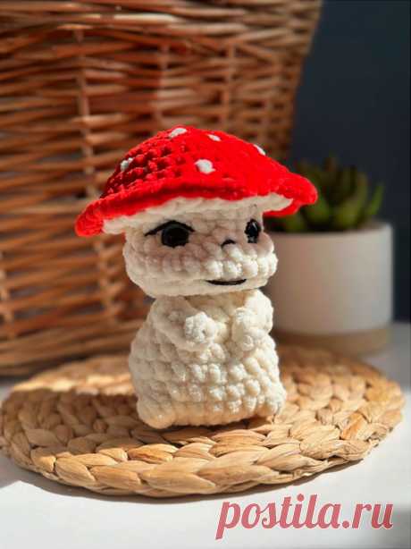 PDF Мини Грибочек крючком. FREE crochet pattern; Аmigurumi toy patterns. Амигуруми схемы и описания на русском. Вязаные игрушки и поделки своими руками #amimore - маленький гриб из плюшевой пряжи, грибок, плюшевый грибочек, мухомор, грибочки.