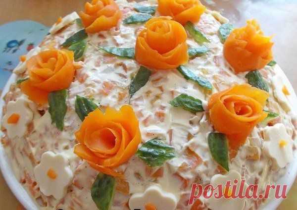 Рецепты
Салат "Королевский".

Этот салат очень сытный и вкусный.
Выкладываем слоями, промазывая майонезом.
-3 вареных картошки порезать кубиками,
промазать майонезом,
-выложить на нее жареные с луком грибы ( любые: свежие,отваренные сухие или консервированные ), этот слой я не мазала майонезом,
-4 яйца, мелко порезанные,майонез,
-копченая колбаса или ветчина, майонез,
-2 вареных моркови,майонез,
-сыр на терке.