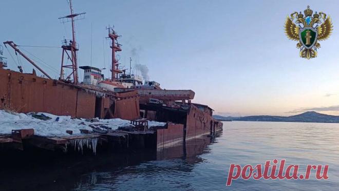 На Камчатке мешок для подъема судна лопнул и травмировал двух работников. На Камчатке два человека пострадали при утилизации судна. Об этом сообщает в Telegram-канале Восточное межрегиональное управление на транспорте СК России. В ведомстве рассказали, что в 14:40 (5:40 мск) на производственной территории на ...