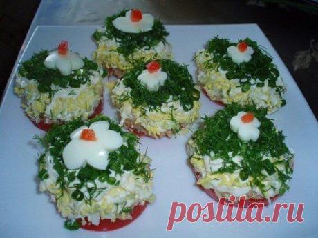 Закуска из тунца

Ингредиенты:
- 1 банка консервированного тунца
- 2 крепких помидора
- 1 свежий огурчик
- 3 вареных яйца
- 150-200 гр майонеза, смешанного с измельчённым чесноком (1-2 зубчика)
- немного зелёного лука и укропа

Приготовление:
1. Помидоры нарезать толстыми кружочками.
2. На них слоями выложить:
1 - размятый вилкой тунец + майонез;
2 - мелко порезанный огурчик + майонез;
3 - натёртые на мелкой тёрке яйца + майонез.
3. Сверху посыпать измельчённой зеленью.
•••