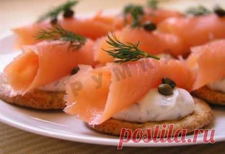 Канапе на крекере с семгой на Новый год рецепт с фото - 1000.menu