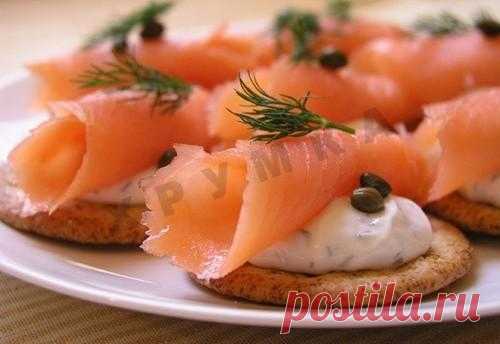 Канапе на крекере с семгой на Новый год рецепт с фото - 1000.menu