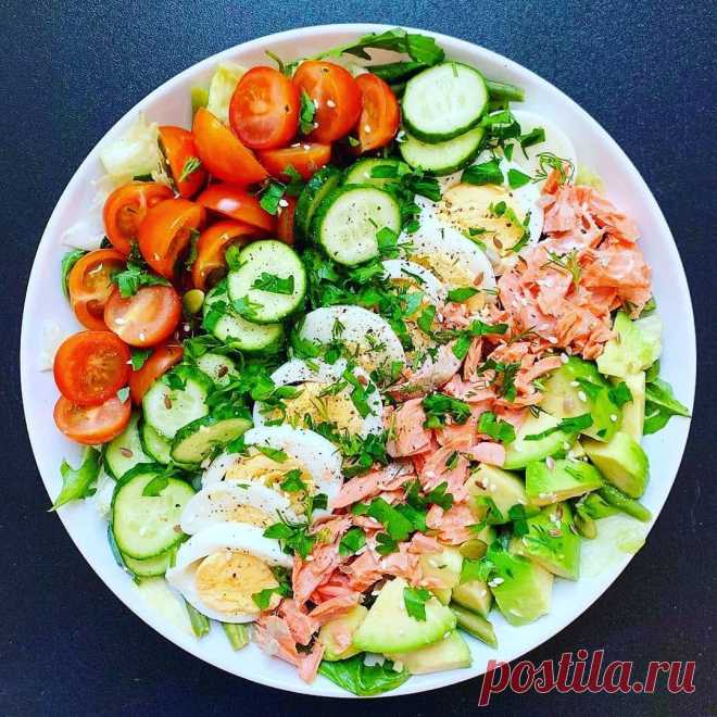 С КУРИЦЕЙ: копчён.кура+кукуруза 1б+ фасоль 1б+св. огурец 1шт+ зелень, чеснок, соль,перец,майонез/резать соломкой-интереснее/
РУСАЛОЧКА: краб.палочки-100г+яйца 3шт+орурец свеж.1шт+сырок плавл и косичка-90г+чеснок 1зуб+ соль, перец, майонез/ резать мелко кубиками, украсить креветками/