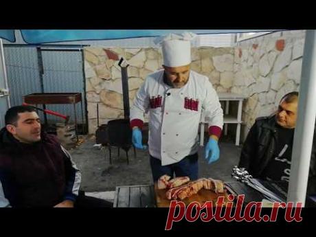 Шашлык, ребра из мраморный говядины. Жареные овощи на костре.