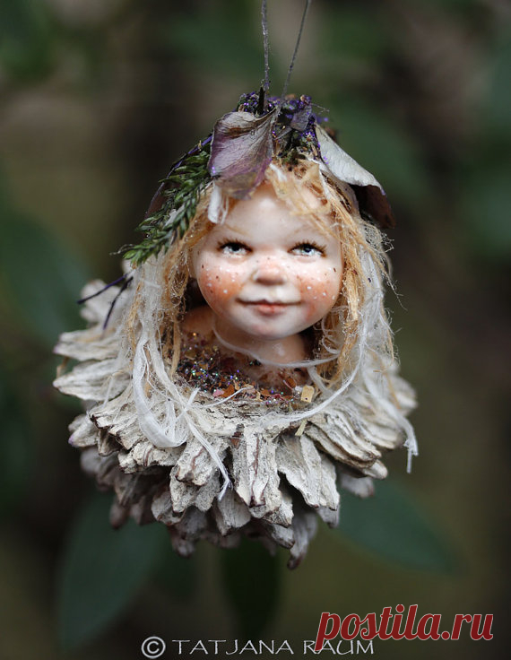 Pixie girl Mienka handmade decoration This cute pixie girl is called Mienka. She is Hand-Molded and Hand-Painted by me. Therefore the piece you will get will be not the one on the photo but it will look like her twin ;-) Light colour devations are therefore possible. Size of her measures about 2,3 inch (6cm). She comes including nylon thread for hanging. She is not for outdoor use. You might like to hang her in your office... Hope you enjoy :-)  Please note, that a timely ...