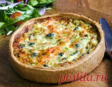 Сытный французский киш с курицей и брокколи