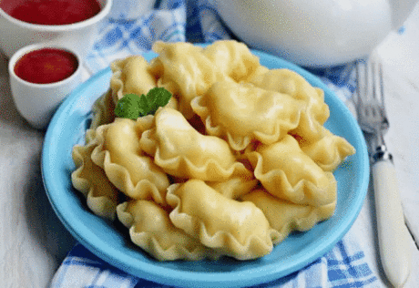 Рецепт вкусных вареников
Ингредиенты: 
мука — 600 грамм; 
яйца — 2 штуки; 
вода — 0,5 стакана; 
кефир — 0,5 стакана; 
сахар — 2 столовые ложки; 
соль — 0,5 чайной ложки; 
дрожжи сухие — 2 чайные ложки. 
Пышное тесто для вареников на кефире. 
Пошаговый рецепт 
Яйца взбейте, добавьте воду и кефир. 
Смешайте муку с сахаром, дрожжами и солью, добавьте в кефирную смесь. 
Перемешайте и замесите тесто! Обязательно дайте этому тесту постоять 10-15 минут, а уж потом начинайте готовить обычные вареники