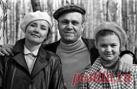 28 июля родилась Юлия Меньшова.

Ю́лия Влади́мировна Меньшо́ва (род. 28 июля 1969 года, Москва, РСФСР, СССР) — советская и российская актриса театра и кино, телеведущая, телепродюсер, театральный режиссёр. Лауреат российской национальной телевизионной премии «ТЭФИ» в номинации «Ведущий ток-шоу» (1999).

Ее уже давно не представляют как дочь знаменитых родителей – режиссера Владимира Меньшова и актрисы Веры Алентовой – в этом нет нужды, ведь Юлия уже давно доказала свою соб...