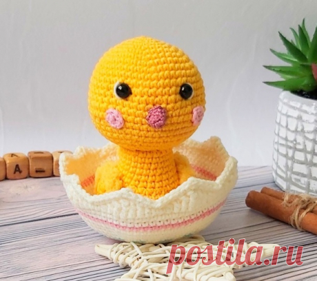 #пасхаИД
Цып Цыпыч
Автор - KOSMEA_TOY
Источник - https://vk.com/wall-17630465_1693

Для вязания Цыпа вам понадобится:
 Пряжа YarnArt Jeans нескольких цветов – желтый (35), молочный
(03), голубой (76), розовый (36)
 Пряжа Coco Vita 4326
 Пряжа Alize Softy желтый 216 (совсем немного)
 Крючки 1.75 и 1.25
 Пара глазок 5-6 мм
 Наполнитель
 Игла для сшивания

Всю пряжу вы можете менять на свое усмотрение, но не забывайте, что результат будет отличаться от исходного.