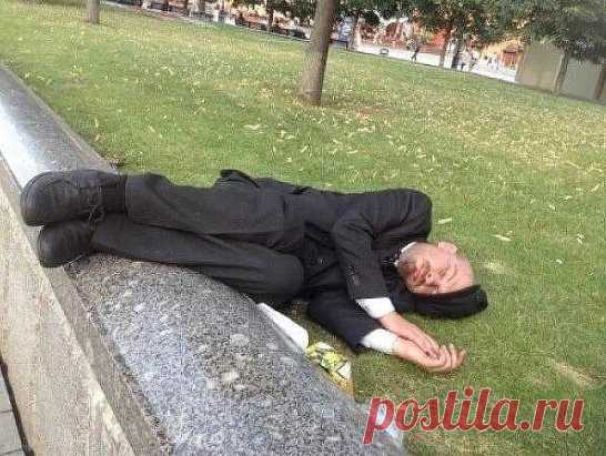 Выселили из Мавзолея...... за неуплату по ЖКХ......=))