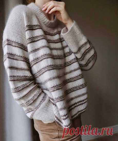 Запись на стене Пуловер с японским плечом спицами сверху STRUCTURE_LOOP_SWEATER by OTHER LOOPS Дизайн от Other Loops.  Пуловер вяжется сверху вниз. Сначала набираются петли горловины спинки, а затем с обеих сторон вяжется резинка, и в то же время выполняются прибавки для формирования верхней части задней панели. Затем по краю плеч поднимаются петли, каждое плечо переда вяжется поворотными рядами. После чего набираются петли, чтобы соединить 2 плеча в пе...