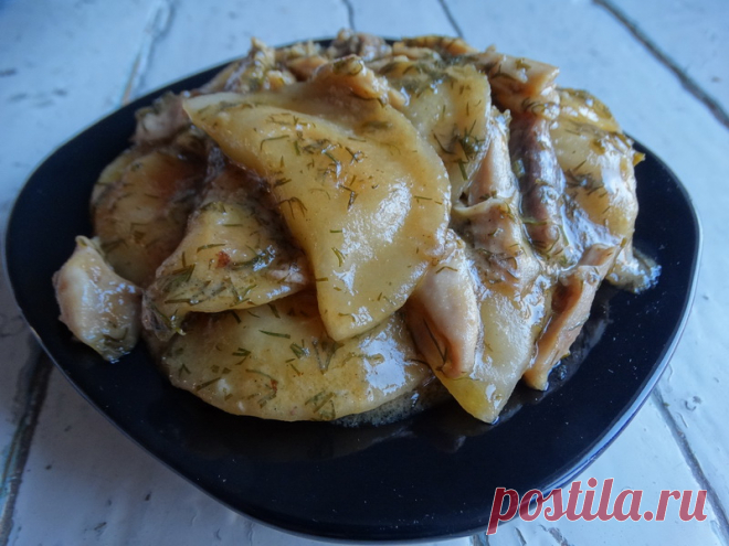 Готовлю к вареникам соус сама. Оказалось настолько вкусно, что обычная сметана или майонез у нас уже не в почёте - Пир во время езды Для вареников тоже нужен вкусный соус. И неожиданно я нашла такой соус, который был одобрен всеми в семье. Конечно, можно пользоваться сметанкой или майонезом. Но стоит потратить чуть-чуть времени, чтобы из простых вареников сделать что-то неожиданно интересное. Я готовила мясо. Остался соус. Куда его? Я выложила в этот соус вчерашние вареник...
