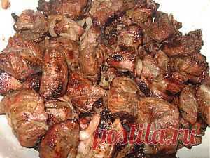 Ну кто не любит шашлык? Это поистине уникальное блюдо, которым невозможно объесться и которого всегда хочется при одном только упоминании — шашлык. Существует огромное количество различных рецептов замачивания и  приготовления этого блюда. Я хочу поделиться с Вами своим личным рецептом.