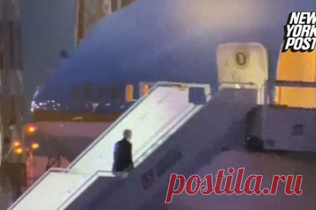 Байден споткнулся при посадке в самолет в Варшаве. Президент США Джо Байден споткнулся и «упал вперед» во время посадки в самолет в аэропорту Варшавы. На опубликованных кадрах видно, как американский лидер споткнулся на полпути вверх, после чего быстро поднялся и продолжил движение к двери. Перед тем, как зайти в самолет, Байден помахал провожающим.