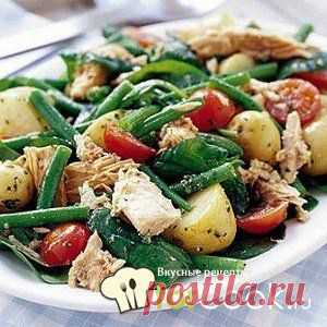 Горячий салат из картофеля, тунца и зеленой фасоли с соусом песто