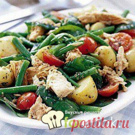 Горячий салат из картофеля, тунца и зеленой фасоли с соусом песто
