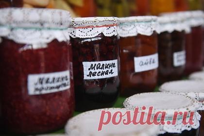 Жители Хабаровского края представили более 500 литров варенья на фестивале. В Вяземском районе Хабаровского края прошел юбилейный фестиваль варенья. Мероприятие состоялось в деревне Дормидонтовка. Известно, что в торговые ряды встали около 70 жителей окрестных сел и районного центра, среди которых были крупные производители пищевых продуктов.