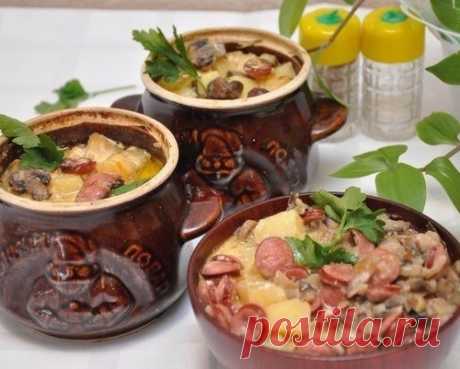 Охотничьи колбаски с картофелем в горшочках