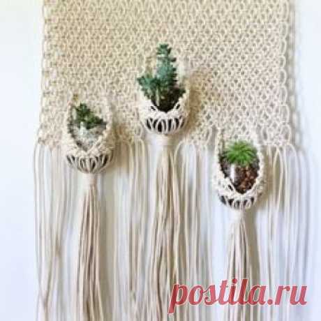 This large, white macrame hanging planter panel wants to hold all your favorite succulents and air plants in the cups of its pouches. Your plant friends need plenty of sunshine and knotty hugs, and this fun, original piece of macrame knows it. Both beautiful and functional, this hand-knotted macrame panel was inspired by vintage pieces and reimagined for the modern bohemian or minimalist space. A show-stopper of a housewarming present or a one-of-a-kind treat for yourself. Vintage or recycled...