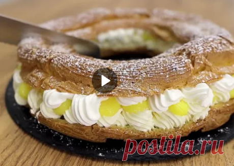 Торт с лимонным кремом
Тесто: Сливочное масло - 60 г. Молоко - 60 г. Вода - 60 г. Сахар - 1 ч.л. Соль - 1/4 ч.л. Мука - 90 г. Дайте тесту немного остыть, прежде чем добавлять яйца. Яйца (средние) - 3 штуки (может понадобиться больше или меньше, зависит от консистенции теста и размера яиц)
Кольцо макаронное диаметром 20 см. Готовить 40 минут при 180°С.
Лимонный крем:
Яйцо - 1 шт. Сахар - 80 г. Кукурузный крахмал -15 г. Лимонный сок – 50 г. Вода - 100 г. Лимонная цедра -1 ч....