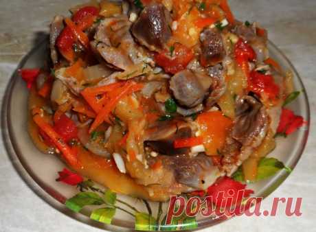 Куриные желудки с овощами.