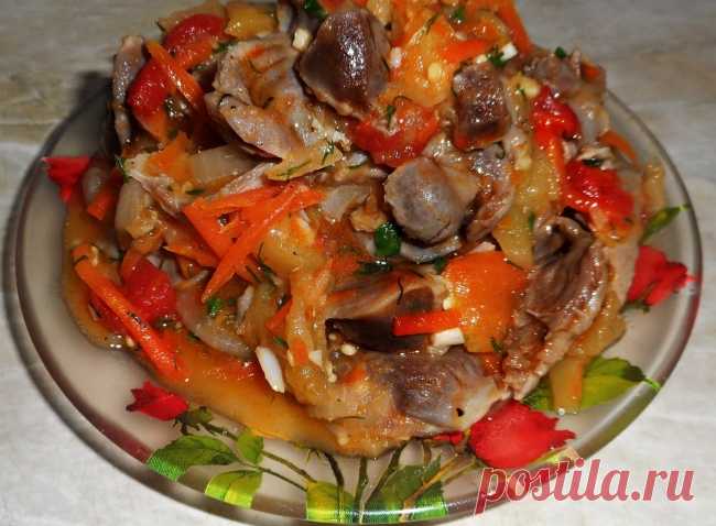 Куриные желудки с овощами.