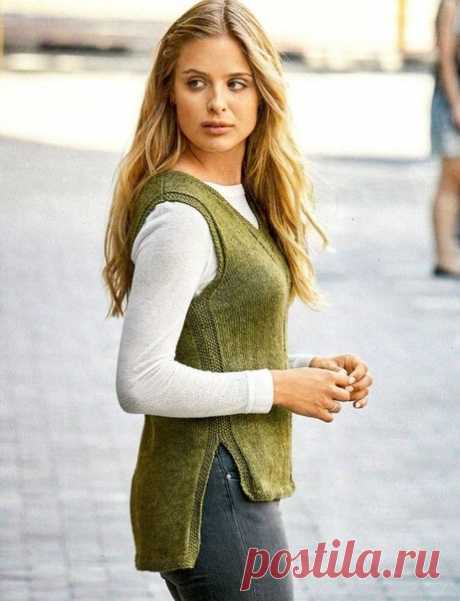 Безрукавка с удлиненной спинкой

Удлиненная спинка, разрезы по бокам и полоса ажурного узора по центру делают эту безрукавку стильной и интересной. Такую вещь можно носить вместо топа или надеть поверх платья-рубашки.

РАЗМЕРЫ
34/36 (38/40—42/44—46/48)

ВАМ ПОТРЕБУЕТСЯ
Пряжа (70% шелка, 30% шерсти яка; 145 м/50 г) — 250 (300—350—400) г светло-оливковой; спицы №3,5; круговые спицы №3,5 длиной 40 см.

УЗОРЫ И СХЕМЫ

ЛИЦЕВАЯ ГЛАДЬ
Лицевые ряды — лицевые петли, изнаночные ряды...