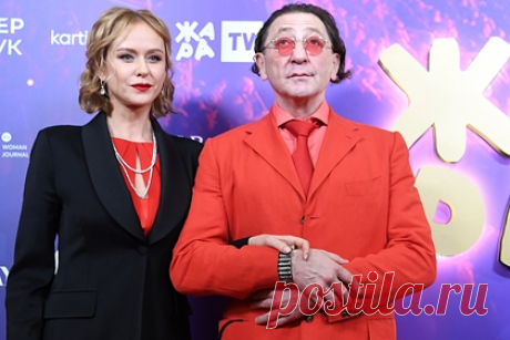 Григорий Лепс подарил жене прибыльную компанию перед разводом. Популярный российский исполнитель Григорий Лепс, находящийся в состоянии развода со своей супругой Анной Шаплыковой, решил передать ей во владение прибыльную компанию. Уточняется, что за время совместной жизни с женой Лепс основал восемь компаний, занимающихся различными видами бизнеса.