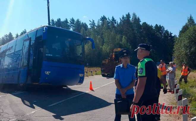Суд отказал в аресте водителя автобуса после ДТП с поездом в Ленобласти. Суд в Петербурге избрал для водителя туристического автобуса, который столкнулся с поездом в Ленобласти, более мягкую меру пресечения — запрет определенных действий вместо ареста. В ДТП погиб пассажир, еще 16 получили травмы