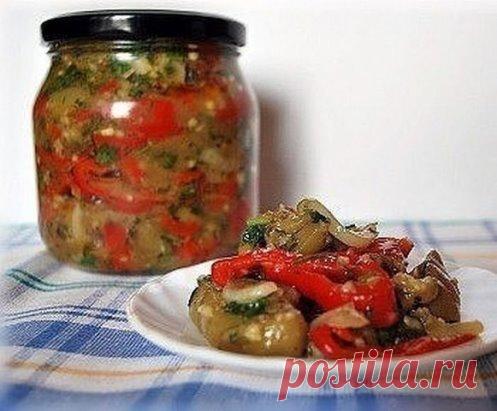 ЗАГОТОВКИ - 10 ЛЮБИМЫХ РЕЦЕПТОВ
1. Салат «Чехарда»
Продукты: Укладывать по слоям в казан или большую кастрюлю.
На дно налить 2 стакана растительного масла.
· 1 кг лука репчатого, порезать кольцами.
· 1 кг помидор, целыми, обрезать «попки».
· 1 кг сладкого перца, удалить семена, целыми,
· 1 кг баклажан, убрать хвостики, целыми, лучше брать по мельче.
· 1 кг моркови, тертой на крупной терке.
Сверху на эту красоту рассыпать 2 ст.ложки соли и 2 ст.ложки сахара, вложить чеснок 4-5 зубчиков, кто л