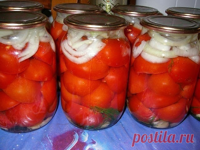 ПОМИДОРЫ, КОНСЕРВИРОВАННЫЕ ПОЛОВИНКАМИ. ОЧЕНЬ ВКУСНЫЕ!!! 
 
НАДО НА 10 ЛИТРОВЫХ БАНОК: 
 
• Помидоры – 5-6 кг 
• Лук репчатый (желательно фиолетовый) – 10 шт. 
• Перец болгарский сладкий – 4-5 шт. 
• Чеснок – 20 зубчиков 
• Листья хрена – 10 шт. 
• Зонтики укропа – 10 шт. 
• Морковь – 3-4 шт. 
• Лимонная кислота 
 
Для рассола ( на 10 банок примерно 6 литров рассола, лучше сделать чуть больше). 
На 1 литр воды: 70 сахара, 50 г соли. 
 
ГОТОВИМ: 
 
1. Литровые банки хорошо ...