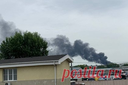 Момент взрыва на российском химическом заводе попал на видео. В Нижнем Новгороде на химическом заводе «Бальзам» произошел взрыв. Этот момент сняли на видео, его публикует Telegram-канал Ni Mash. На видеозаписи виден горящий завод, из которого валят черные клубы дыма, в какой-то момент там происходит мощный взрыв, виден шар пламени.