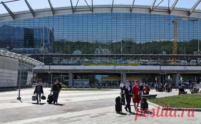 Аэропорт Внуково во второй раз за день приостановил полеты. В аэропорту Внуково во второй раз за день ввели временные ограничения на прием и отправку воздушных судов, сообщил представитель Росавиации Артем Кореняко в своем телеграм-канале.