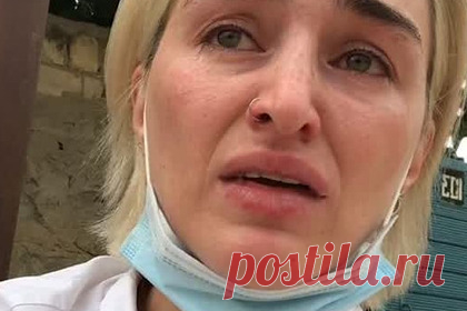 Лишенная детей дагестанка раскрыла детали нападения бывшего мужа и его родителей. Нина Церетилова рассказала об избиении бывшим мужем и свекрами. Нападение произошло, когда она приехала с врачами, чтобы взять у детей анализы на коронавирус. У Церетиловой подозрение на сотрясение мозга, она уже написала заявление в полицию, но уверена: семье удастся уйти от ответственности.