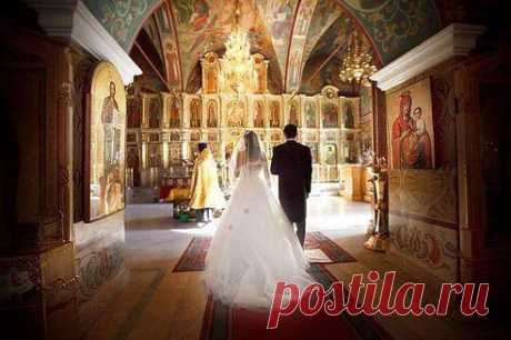 Самый великий подвиг супружеской жизни — это вопреки всему, семью сохранить. Это самое главное. Даже народная мудрость говорит: «Стерпится — слюбится». То есть, прежде, чем научиться любить, нужно научиться немощи друг друга переносить и так исполнять закон Христов. Нужно научиться терпеть, смиряться, нужно научиться хранить мир. Вот что составляет основу семейного бытия. Если этого нет, то, конечно, семью сохранить бывает трудно.

Игумен Георгий (Шестун).