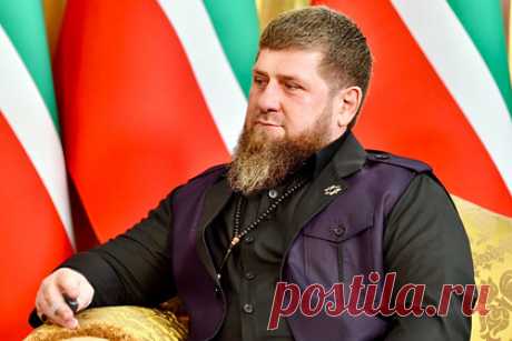 Кадыров призвал зайти в Киев и забрать его. Глава Чечни Рамзан Кадыров во время обращения к принимающим участие в специальной операции на Украине чеченским бойцам заявил, что надо завершить начатое и не останавливаться: зайти в Киев и забрать его. Ранее Кадыров записал голосовое сообщение по поводу переговоров между Россией и Украиной.