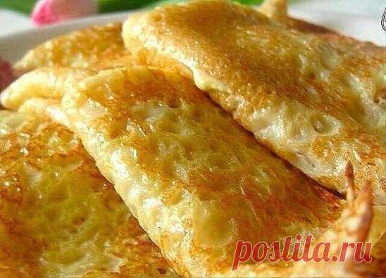 Нежнейшие и воздушные с дырочками и по-домашнему ароматные заварные блинчики!
  
Ингредиенты:
Яйцо — 2 шт.
сахар — 2 ст. ложки;
соль — щепотка;
кефир — 0,5 литра;
молоко — 0,5 литра;
мука — 15 ст. ложек;
сода 1 ч. ложка без верха, погашенная укусом.
Взбейте 2 яйца с сахаром и солью, добавьте кефир и соду, перемешайте.
Постепенно добавляйте муку.
Молоко доведите до кипения, и горячим добавляйте в тесто потихоньку, все время перемешивая.
Дайте тесту постоять 10-15 минут.
И набирая полный чер