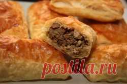Слоеные пирожки с мясом в микроволновке