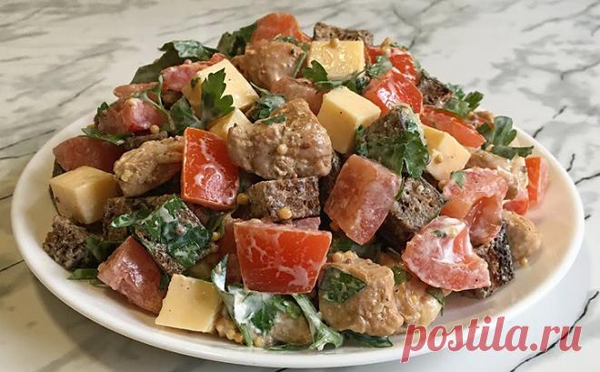 Настоящий Баварский салат из ресторана. В меню он всегда дорогой, но приготовить дома можно без трудаv