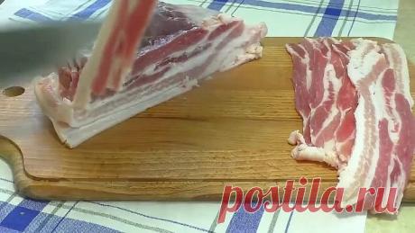 Куриное филе в беконе, запеченное в духовке с картофелем.