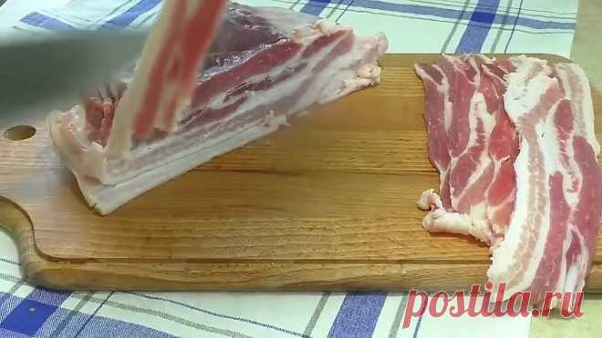 Куриное филе в беконе, запеченное в духовке с картофелем.
