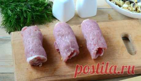 Рулетики мясные к праздничному столу Ингредиенты: Свиная вырезка — 500 г Грибы — 300 г Лук репчатый — 1 шт. Яйцо — 1 шт. Сыр твердый — 100 г Сметана — 5 ст. л. Соль — по вкусу Перец — по вкусу 1. Подготовьте все необходимые ингредиенты. Грибы промойте и ополосните. Яйцо отварите вкрутую. 2. Мясо порежьте на пластины толщиной 1 см, посолите и поперчите с обеих сторон и отбейте. 3. Луковицу мелко порубите, грибы порежьте на небольшие кусочки. 4. Выложите грибы вместе с луком в сковороду и жарьте…