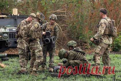 В США испытали робособаку с гранатометом. Корпус морской пехоты (КМП) США провел испытания робота-собаки, который оснащен противотанковым гранатометом M72 LAW, пишет The Drive. Испытания провели для подтверждения концепции вооруженного робота. Одноразовый гранатомет M72 позволяет пробивать до 350 миллиметров брони.